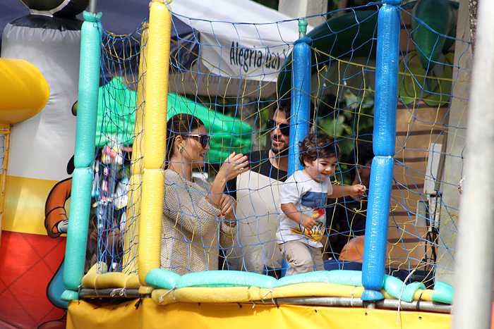 Juliana Paes curte o sábado com o filho e o marido, no Rio.