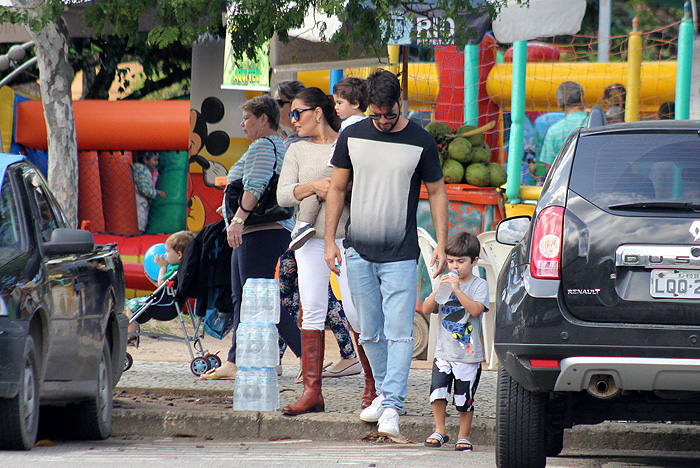 Juliana Paes curte o sábado com o filho e o marido, no Rio.