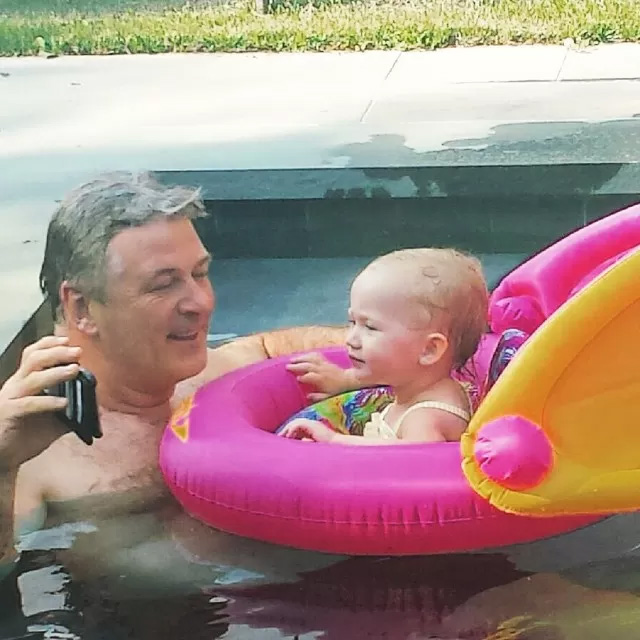 Alec Baldwin curte piscina com sua pequena Carmen
