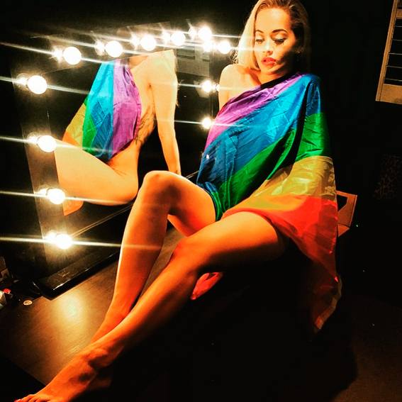  Rita Ora posta foto nua apenas com bandeira do orgulho LGBT