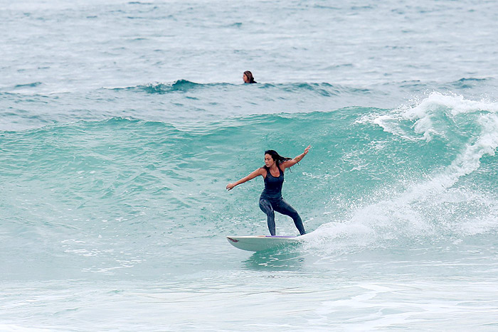 Dani Suzuki aproveita tempo nublado para surfar, no Rio