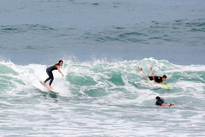 Dani Suzuki aproveita tempo nublado para surfar, no Rio