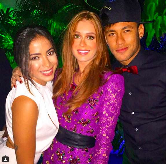Marina Ruy Barbosa posa com Anitta e Neymar Jr. em sua festa de aniversário