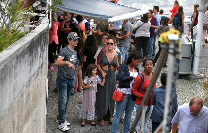 Alessandra Ambrósio explora o Rio de Janeiro com os filhos