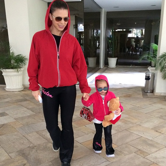 Sheila Mello e sua filha se vestem iguais para passeio