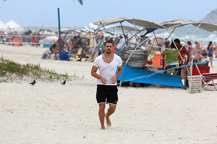 Cauã Reymond atrai a atenção de fãs em praia no Rio