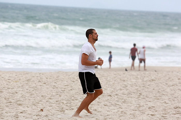 Cauã Reymond atrai a atenção de fãs em praia no Rio