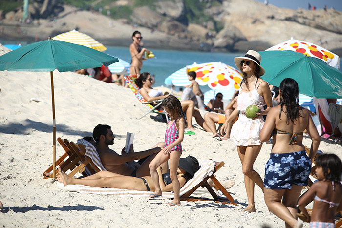Alessandra Ambrósio se diverte com a família em praia carioca