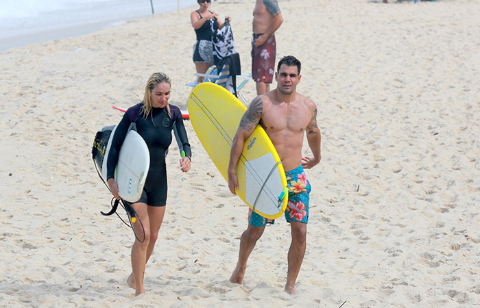 Juliano Cazarré mostra o corpão ao surfar com a esposa