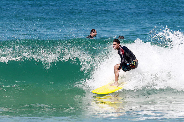 Daniele Suzuki e Juliano Cazarré têm dia de surfe no Rio