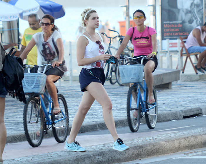  Bruna Linzmeyer aproveita calor para passear pelo Rio