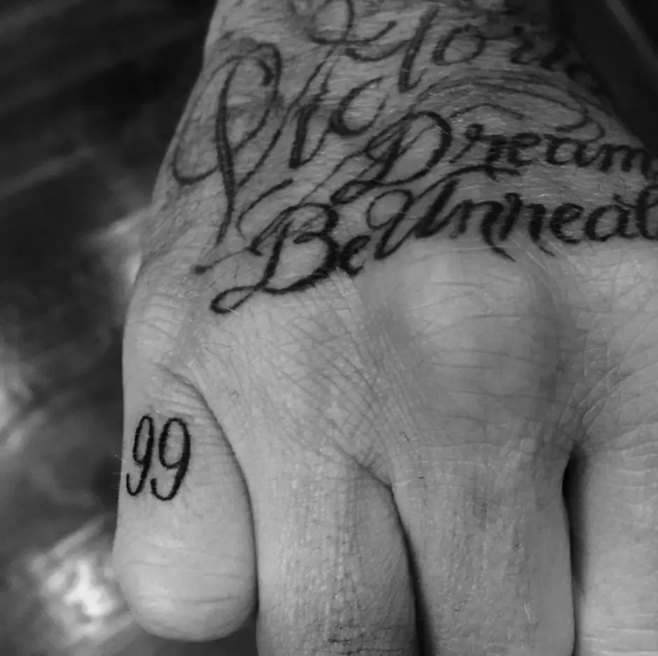 David Beckham faz tatuagem em homenagem à esposa