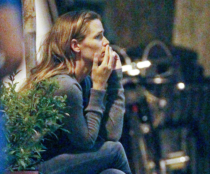Jennifer Garner fala ao celular com semblante triste