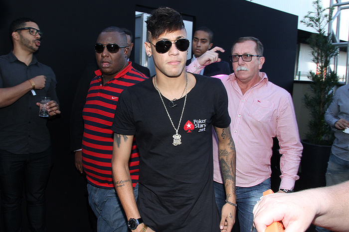 Neymar chega para torneio de pocker em São Paulo