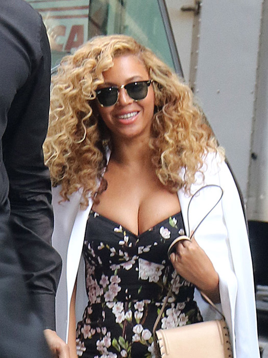  Beyoncé usa decotão para ir ao seu escritório em Nova York
