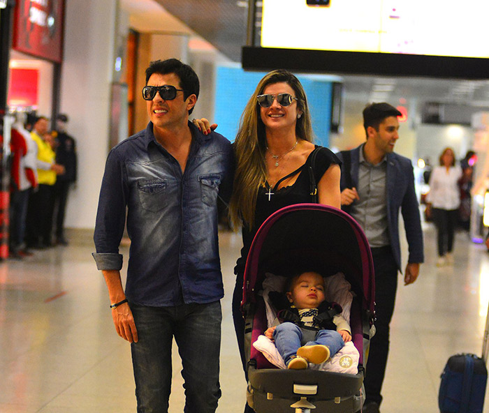 Mirella Santos e Wellington Muniz viajam com a filha Valentina