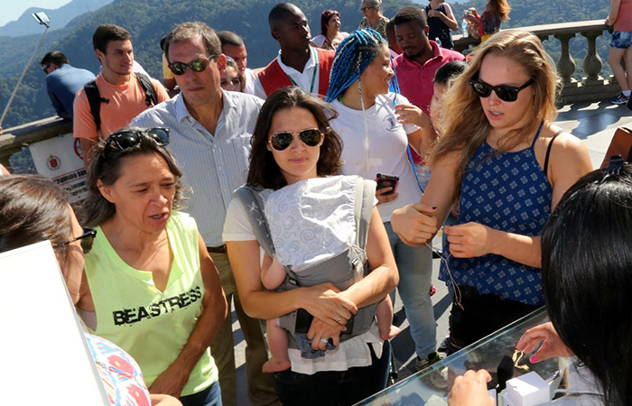 Ronda Rousey visita o Cristo Redentor no Rio