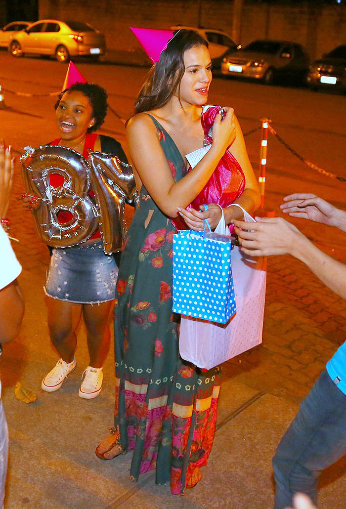 Fãs organizam festa surpresa para Bruna Marquezine