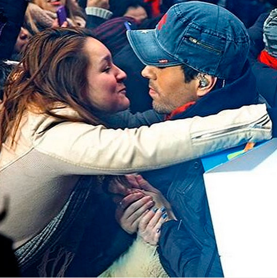 Enrique Iglesias posta foto de fã que tentou beijá-lo
