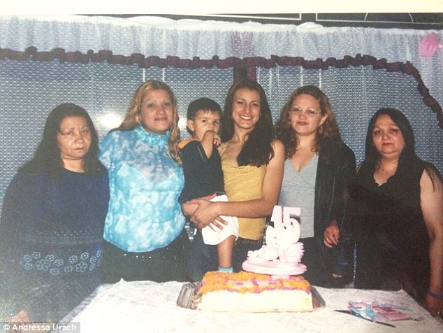 Andressa Urach aos 15 anos ao lado da mãe, Marisete (à esquerda de azul), e a família