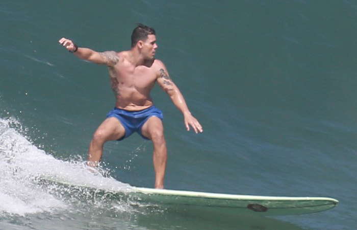 Juliano Cazarré mostra belo físico em tarde de surfe