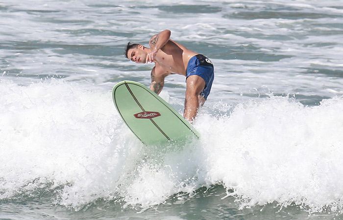 Juliano Cazarré mostra belo físico em tarde de surfe