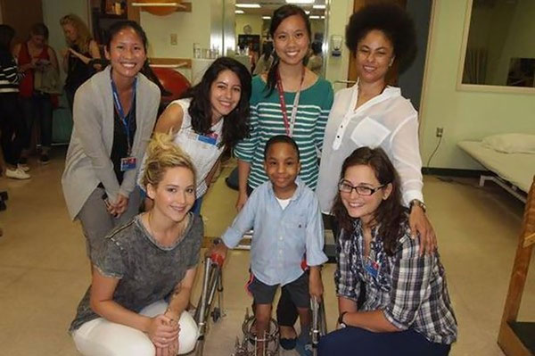 Jennifer Lawrence visita hospital infantil no Canadá