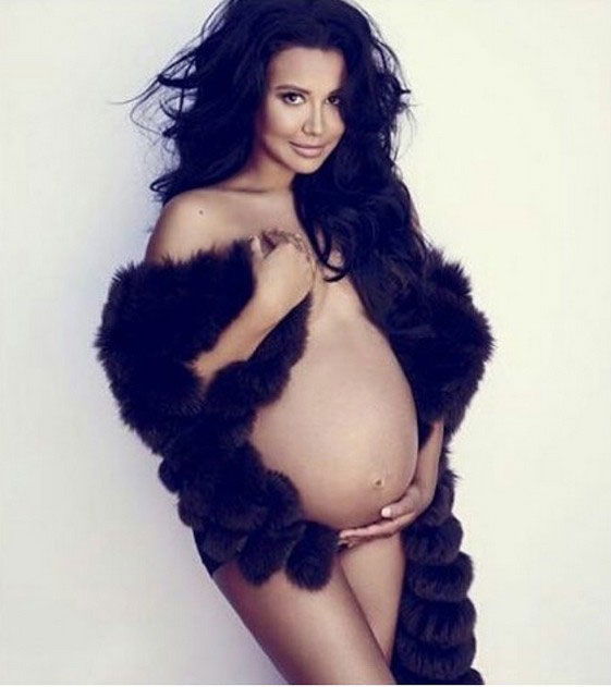 Após criticar Kim, Naya Rivera também posa nua e grávida
