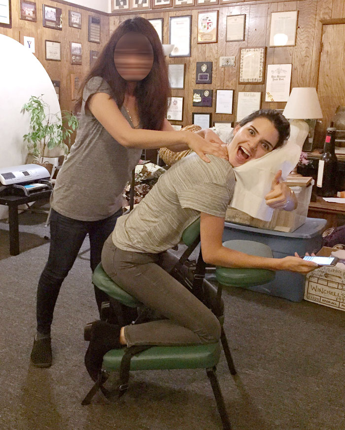 Kendall Jenner faz careta durante massagem no pescoço