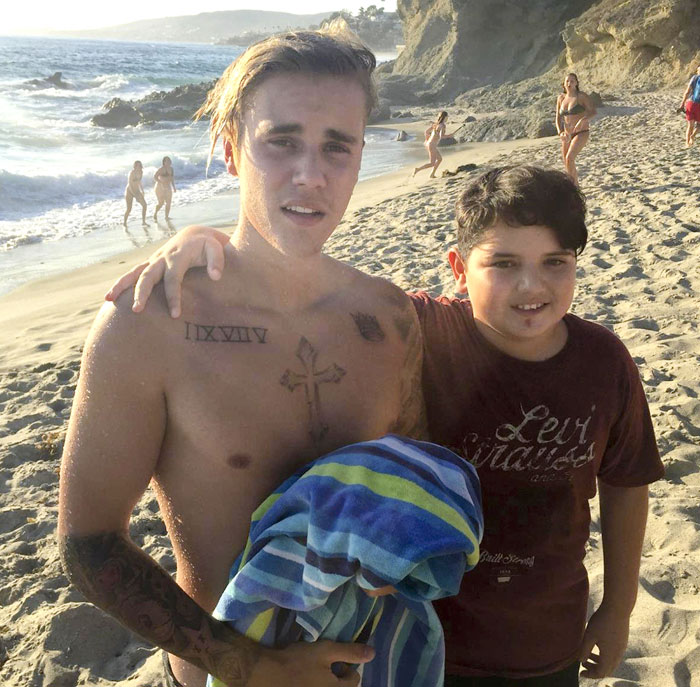 Justin Bieber mostra os músculos só de cueca em Malibu