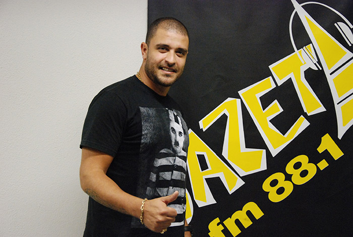 Diogo Nogueira empresta simpatia para presença em rádio