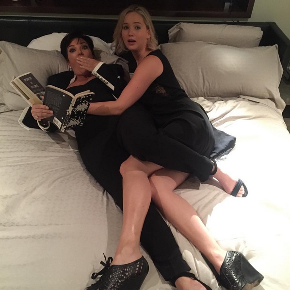 Jennifer Lawrence é 'flagrada' na cama com Kris Jenner 