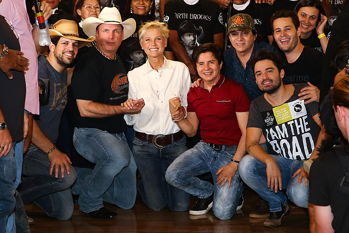 Xuxa posa com astro da música Country, Garth Brooks, em Barretos