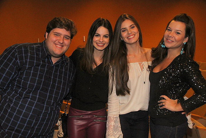 Camila Queiroz e Sthefany Brito prestigiam Fernanda Souza