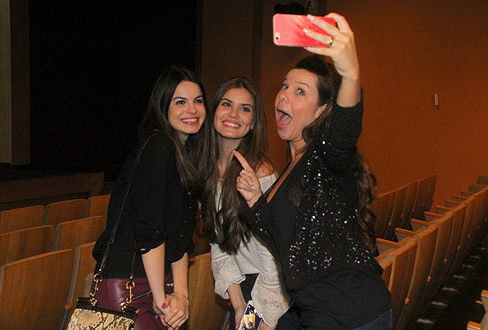 Camila Queiroz e Sthefany Brito prestigiam Fernanda Souza