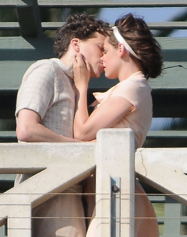 Kristen Stewart é vista aos beijos com Jesse Eisenberg