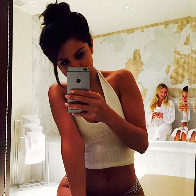Selena Gomez deixa calcinha de oncinha à mostra em foto