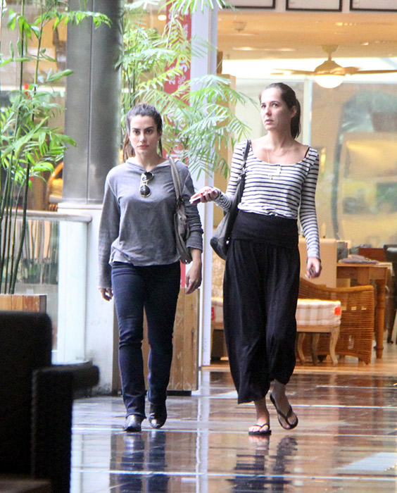 Com novo visual, Cleo Pires passeia com amiga em shopping