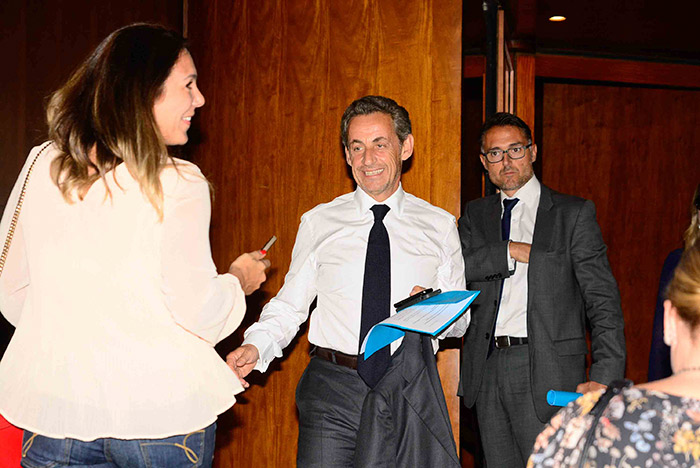 Nicolas Sarkozy posa com fãs em hotel de São Paulo