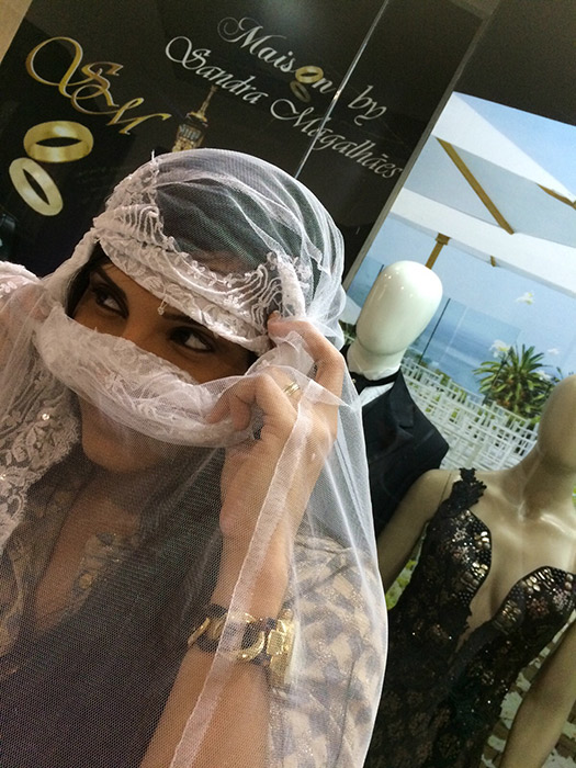 Shayene Cesário segurando seu véu, que tem cinco metros