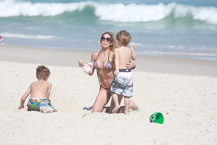 Que saúde! Danielle Winits ostenta corpaço na praia da Barra