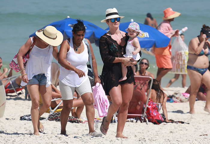 Em clima de Verão, Mirella Santos pega praia com a filha