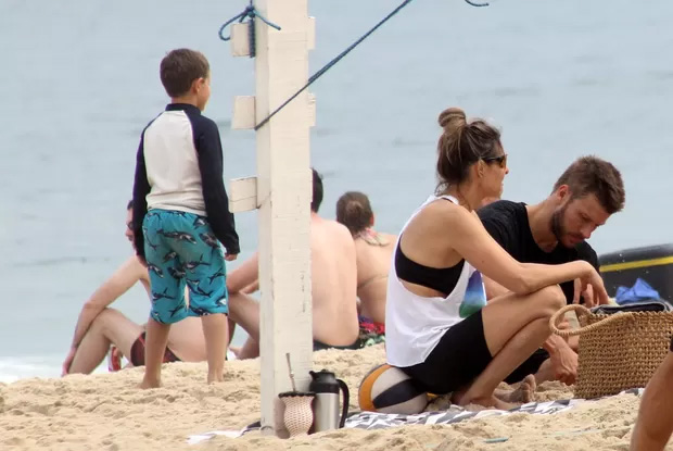 Rodrigo Hilbert e Fernanda Lima levam os filhos para praia