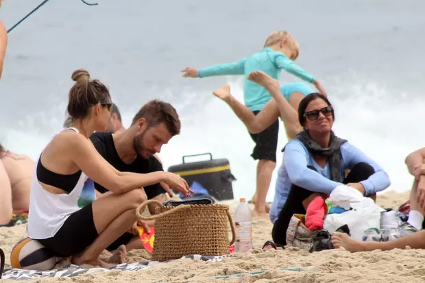 Rodrigo Hilbert e Fernanda Lima levam os filhos para praia