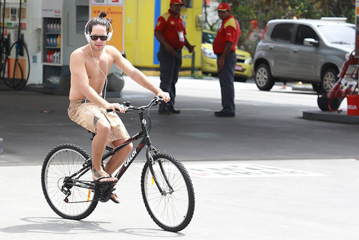 Rainer Cadete curte passeio de bike na orla da Barra, no Rio