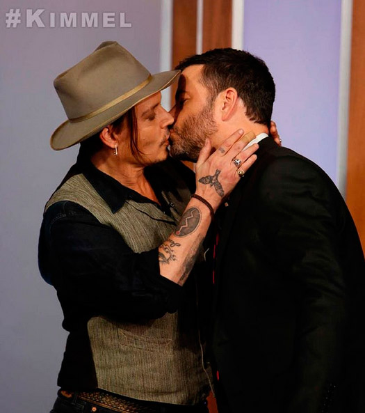 Johnny Depp beija apresentador na boca em programa