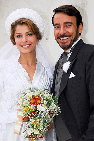 Grazi Massafera gravando seu primeiro casamento nas telinhas com a personagem Florinda na novela Desejo Proibido, de 2007, ao lado de Alexandre Borges