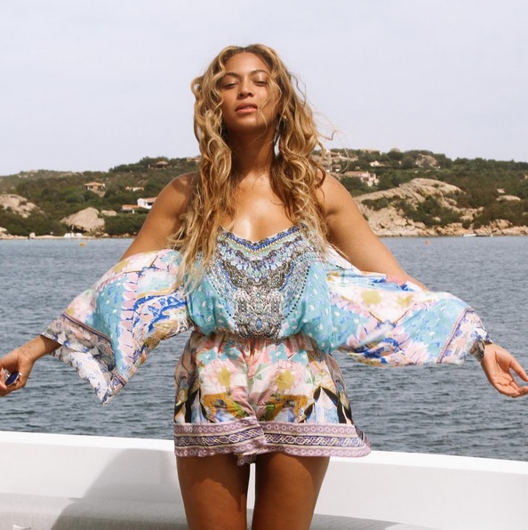 Beyoncé mostra cliques cheios de luxo de suas férias