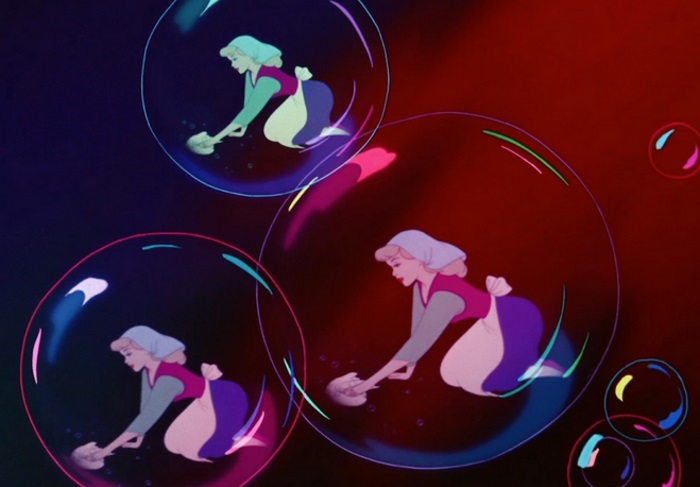 Em Cinderela, a imagem também acaba sendo formada por bolhas onde a protagonista do desenho animado aparece esfregando o chão