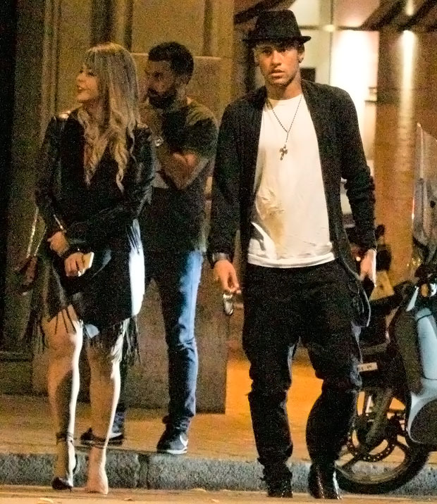 Neymar é clicado acompanhado de loira na Espanha